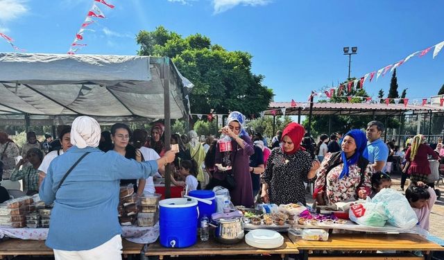 Öğrenci velileri okulları için hayır satışında buluştu