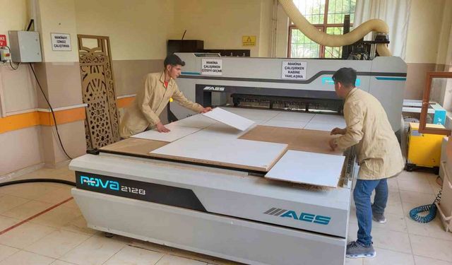 Öğrenciler deprem konutları için yüksek kalitede mobilya üretiyor