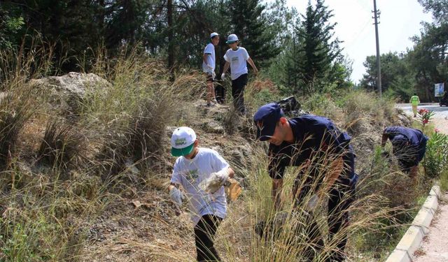 Öğrenciler ormanlık alanda temizlik yaptı