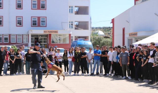 Öğrencilerden jandarmaya yoğun ilgi