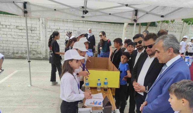 Öğrencilerden yaklaşınca kapağı açılıp kapanan akıllı çöp kutusu