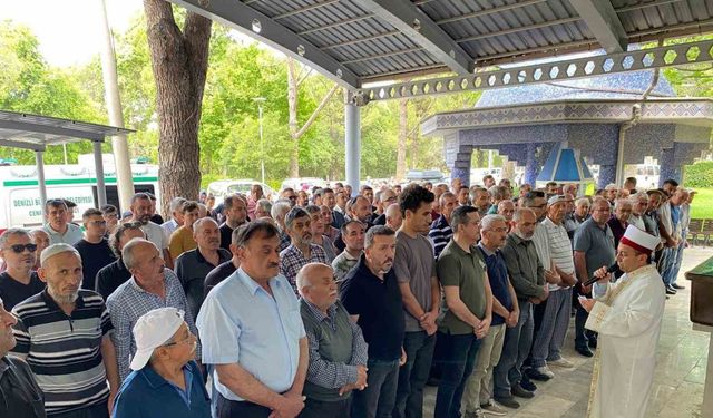 Öğrencileriyle voleybol oynarken vefat eden öğretmen toprağa verildi