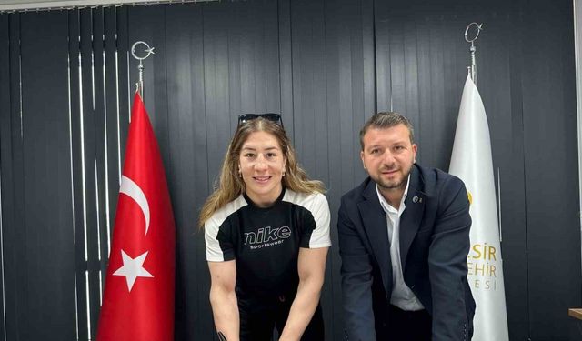 Olimpiyatlar öncesi milli güreşçi Yasemin Adar Yiğit ile sözleşme yenilendi