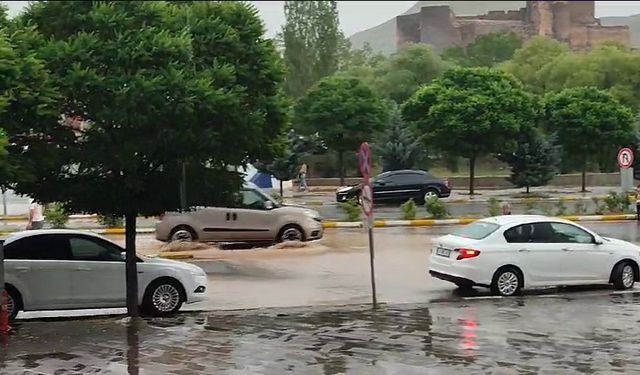 Oltu’da yağış etkili oldu, mazgallarda sular taştı