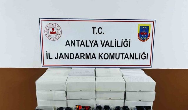 Otobüsten bin 500 adet kaçak güneş gözlüğü çıktı