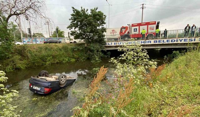 Otomobil dereye uçtu: Şantiye çalışanı kadını boğulmaktan kurtardı