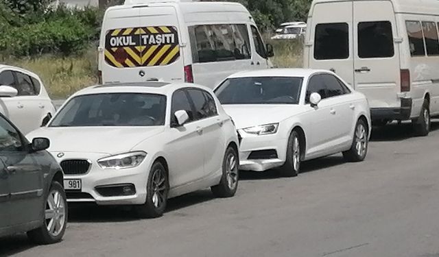 Otomobilin çarptığı motosiklet, sürüklenip başka bir otomobile çarptı