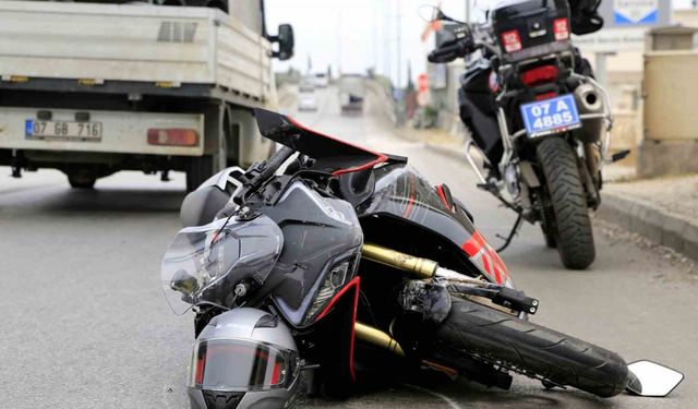 Otomobille çarpışan motosikletin sürücüsü kaskı sayesinde kazayı hafif sıyrıklarla atlattı