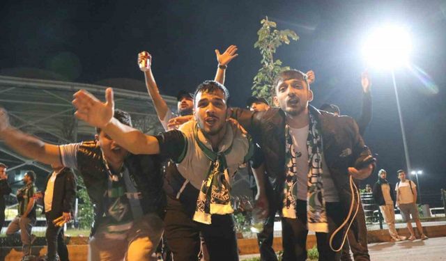 Play-off finali için Sakarya’dan 150 otobüs Adana’ya hareket etti