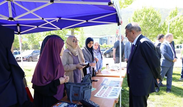 Rektör Kutluhan PAÜ’de kurulan Filistin’e destek çadırlarını ziyaret etti