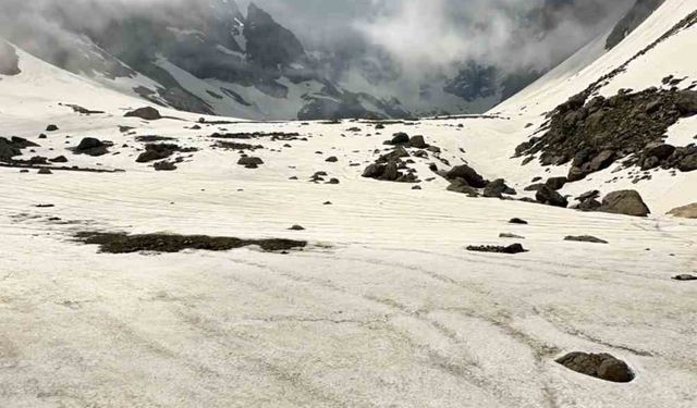 Saatlerce çektiği karlı dağların doğası mest etti: Görüntüler Alpler ve Himalayalar’ı aratmadı