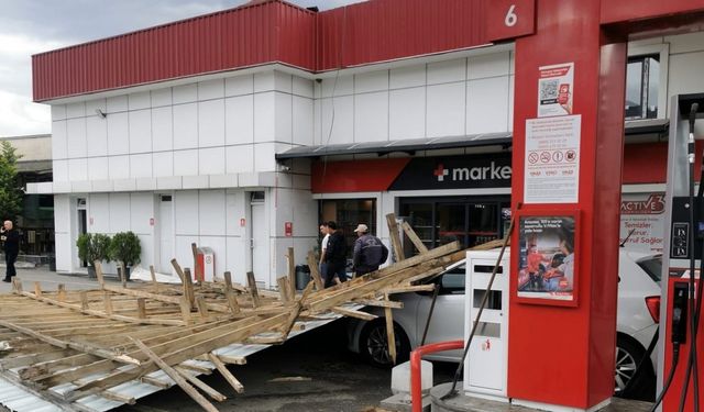 Sakarya’da akaryakıt istasyonunun çatısı otomobilin üzerine düştü