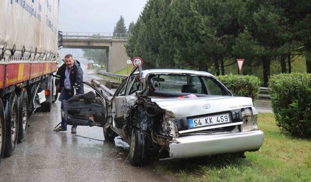 Sapağı kaçıran otomobil geri gelirken faciaya yol açıyordu: 2 yaralı