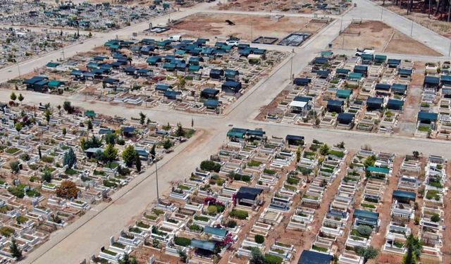 Sayısı bini geçen tenteler mezarlığı adeta çadır kente çevirdi