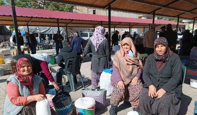 Semt pazarında satılan yöresel ürünlere yoğun talep