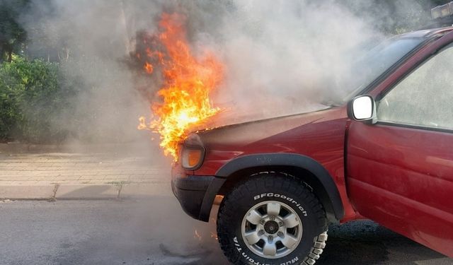 Seyir halindeki otomobilin motor kısmı alev topuna döndü