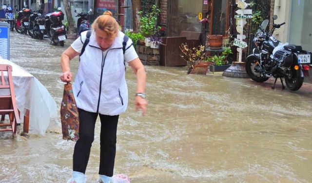 Şiddetli yağış Erdek’te hayatı felç etti