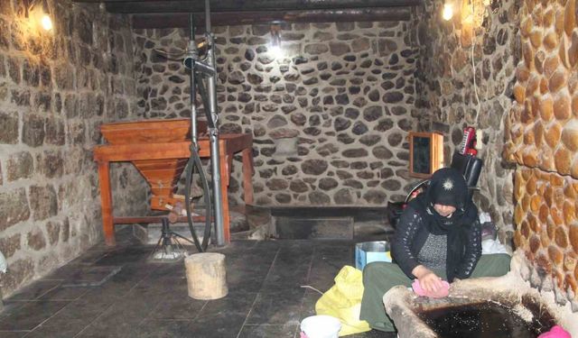 Şırnak’ta 155 yıllık değirmende geleneksel yöntemle tahin yapılıyor