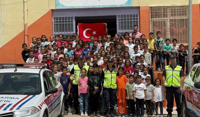 Şırnak’ta Jandarma ekipleri çocuklara trafik eğitimi verdi