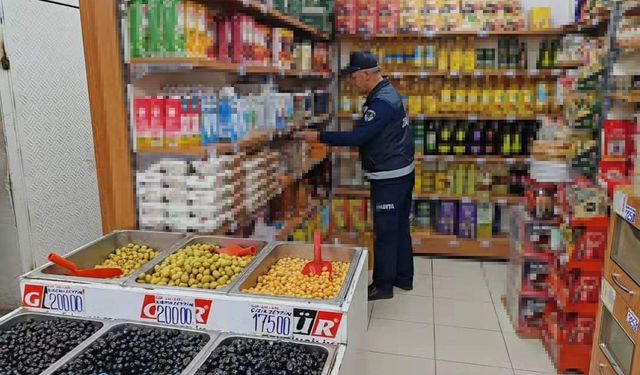 Sungurlu’da zabıta ekipleri marketleri denetledi