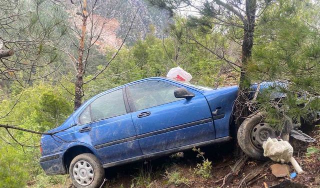 Sürücüsün hakimiyetini kaybettiği otomobil uçuruma yuvarlandı: 2 yaralı