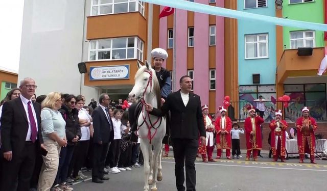 "Tarih Yazan Çocuklar Projesi" kapsamında öğrenciler, Türk tarihinde önde gelen isimleri canlandırdı