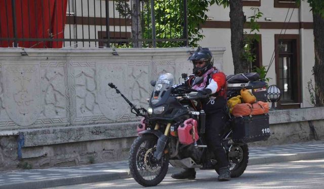 Taylandlı turist Türkiye’yi motosikletiyle şehir şehir geziyor