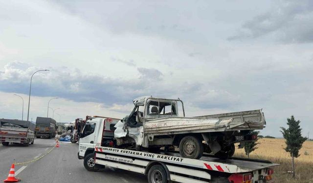 Tırla kamyonetin çarpıştığı kazada 2 kişi öldü, 1 kişi yaralandı