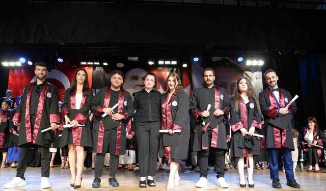 Trabzon’da İletişim Fakültesi’nde mezuniyet sevinci