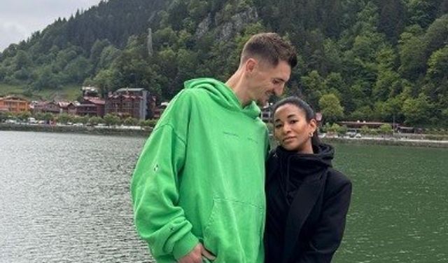 Trabzonspor’un Belçikalı futbolcusu Meunier, eşi ve çocukları ile Uzungöl’ü gezdi