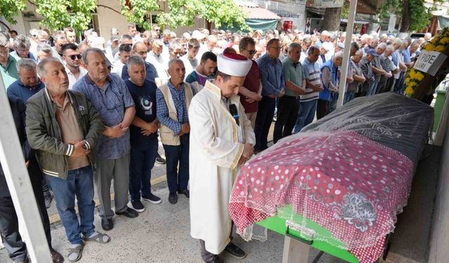 Trafik kazasında ölen genç kızın tabutuna duvak örtüldü