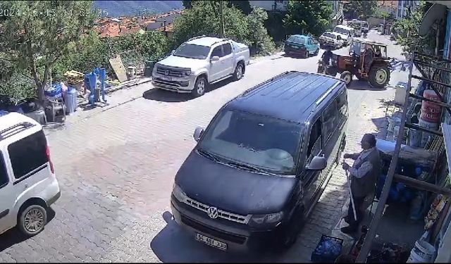 Traktörle kafa kafaya çarpışan motosiklet sürücüsü metrelerce savruldu