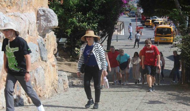 Turizm kenti Alanya’ya sezonun 2’nci yolcu gemisi demirledi