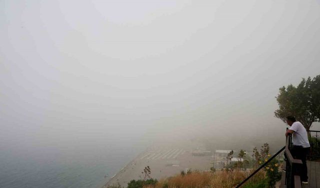 Turizm kentini sis yuttu, görüntüyü gören cep telefonuna sarıldı