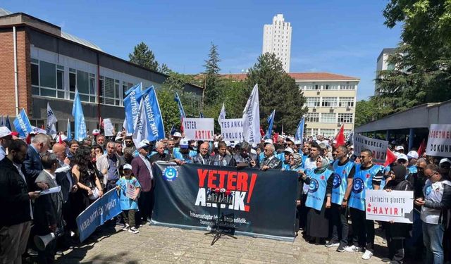 Türk Eğitim-Sen üyesi eğitim çalışanları, kendilerine yönelik şiddete karşı protesto gerçekleştirdi