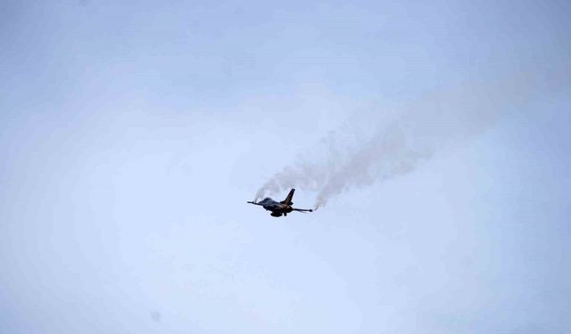 Türk pilotundan F16’nın sınırlarını aşan manevralar: SOLOTÜRK’ün nefes kesici gösterisi