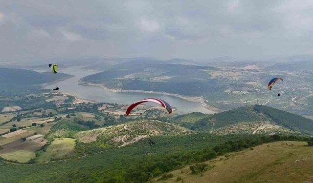 Türkmentepe, yamaç paraşütü tutkunlarını bir araya getirdi