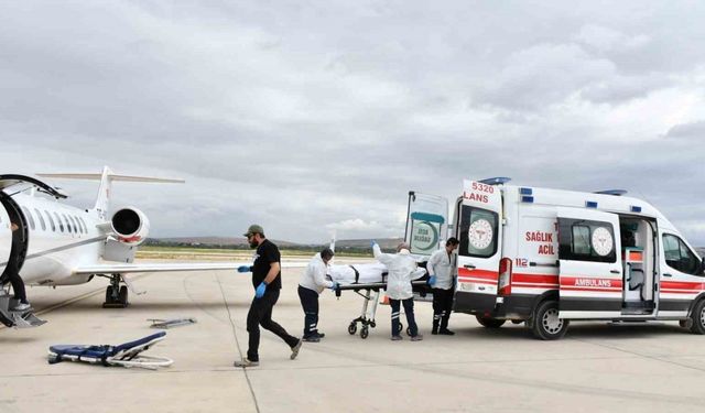 Umre’de rahatsızlanan vatandaş ambulans uçakla yurda getirildi