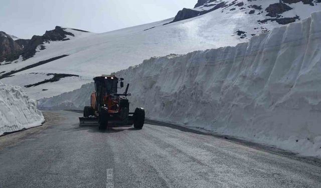 Van-Bahçesaray karayolu 132 gün sonra ulaşıma açıldı