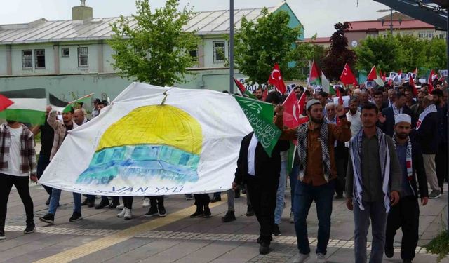 Van YYÜ’de akademisyen ve öğrencilerden Filistin için ‘sessiz’ yürüyüş