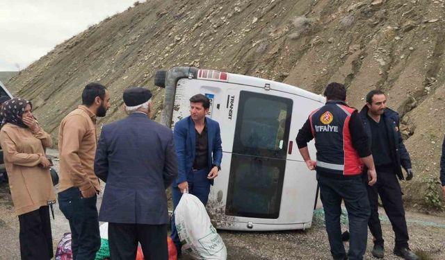 Van’da kontrolden çıkan minibüs yan yattı: 3 yaralı