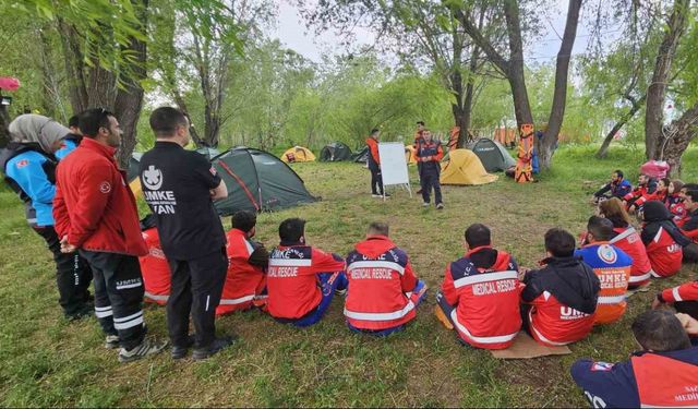 Van’da UMKE gönüllülerine temel eğitim kampı