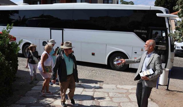 Yabancı diliyle turistlere İslam’ı anlatan şehit babası imama “iyilik” ödülü