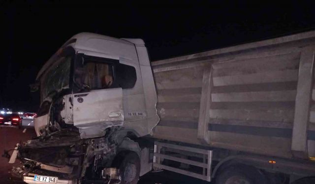 Yalova’da tır kamyona arkadan çarptı: 1 yaralı