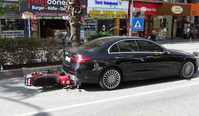 Yaya geçidini görünce kendini kilitleyen lüks otomobilin altına girdi