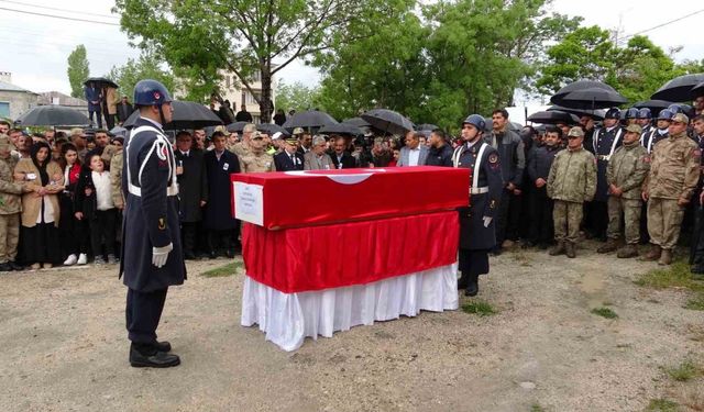 Yıldırım düşmesi sonucu şehit olan güvenlik korucusu gözyaşları arasında toprağa verildi