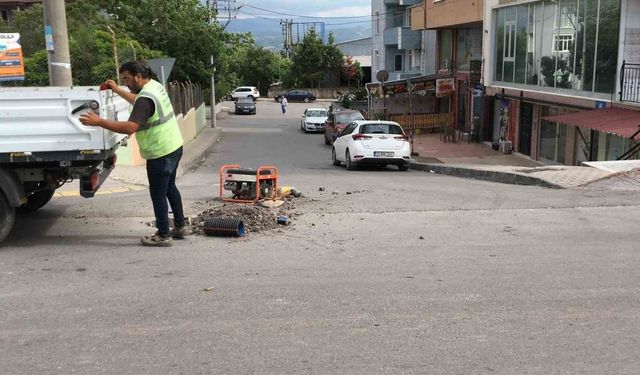 Yol çalışması yapan işçiye araç çarptı