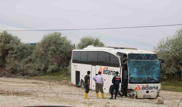 Yoldan çıkan yolcu otobüsü tarlaya girdi: 4 yaralı