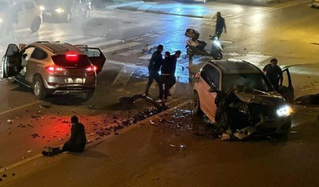 Sakarya’da korkutan kaza: Kafa kafaya çarpışan SUV araç alev aldı