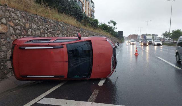 Kocaeli'de devrilen otomobilin sürücüsü yaralandı